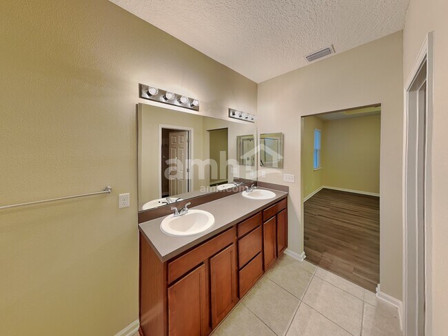 Building Photo - 500 Glendale Ln