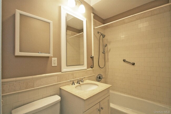 Building Photo - 111 7th St