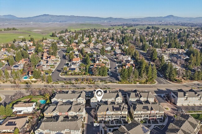 Building Photo - Beautiful Corner-Unit Townhome Near Downtown – 4 Bed | 3 baths