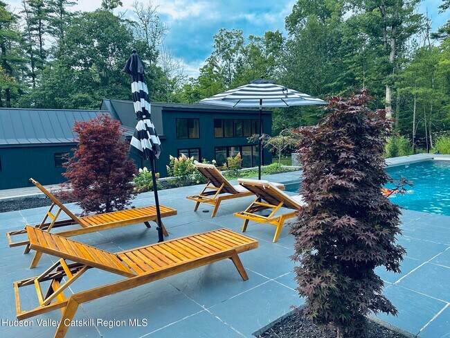 Primary Photo - 106 Chestnut Hill Rd
