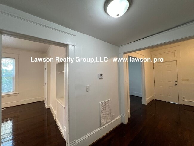 Building Photo - 1208 Chapman Ave SW