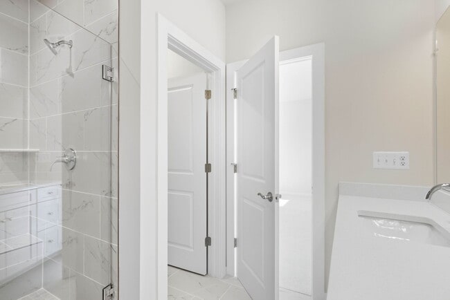 Building Photo - 1017 Venifena Terrace SE