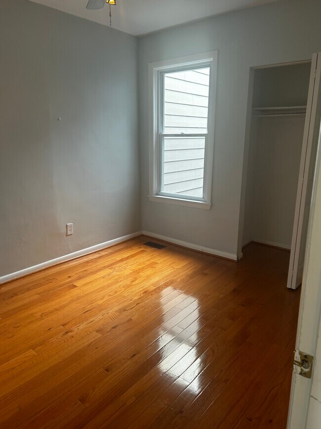 Building Photo - 814 5th St NE