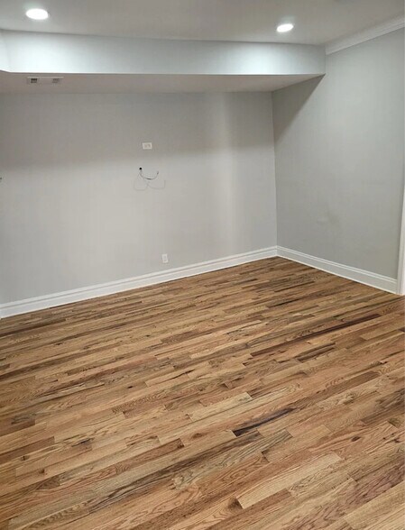 Building Photo - 412-414-414 Leslie St