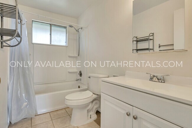 Building Photo - 2233 S 200 W