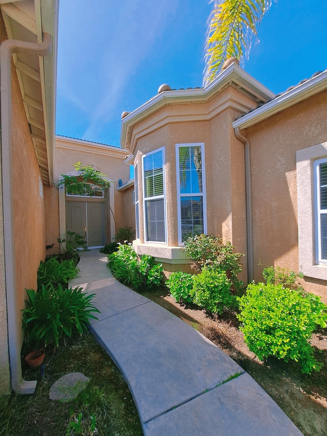 Building Photo - Charming 4 Bedroom House To Call Home!