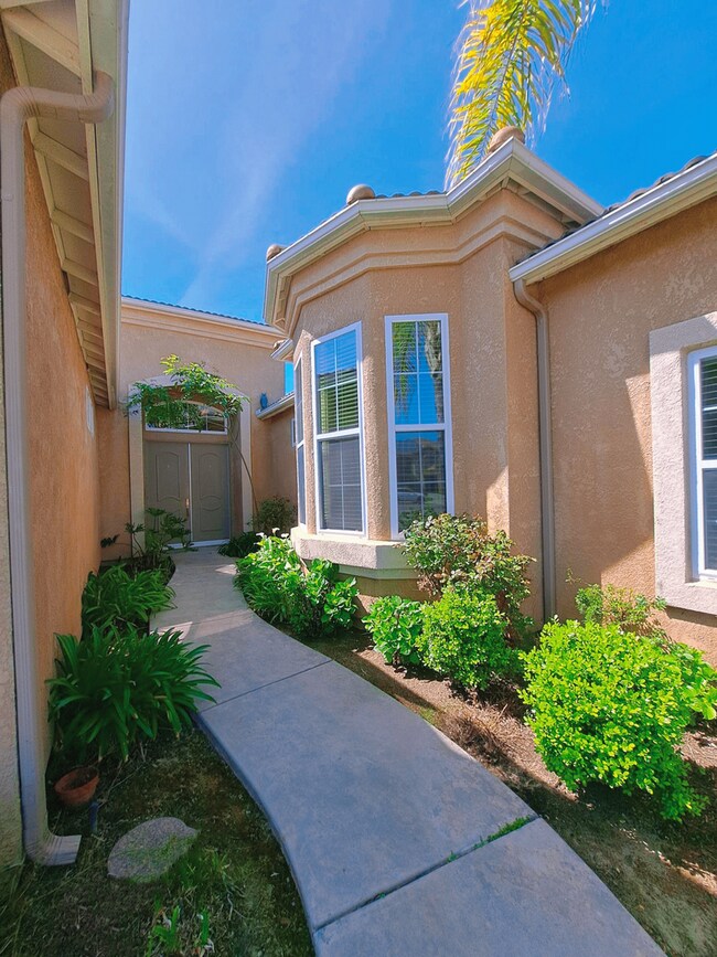 Building Photo - Move-in Special: Half Off the 1st Month's Rent – Charming 4 Bedroom House To Call Home!