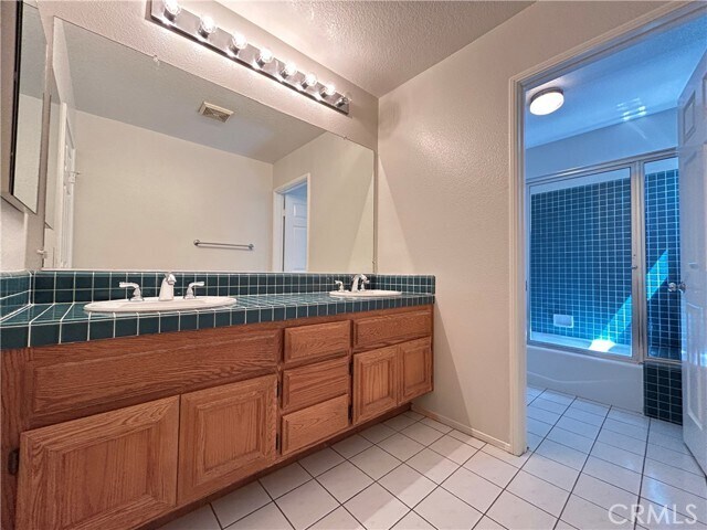 Building Photo - 8132 E Hillsdale Dr