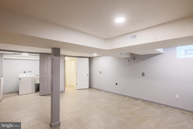 Building Photo - 2804 Hanson Ave