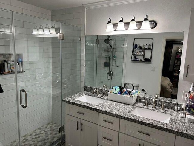 Building Photo - 221 Hyta St