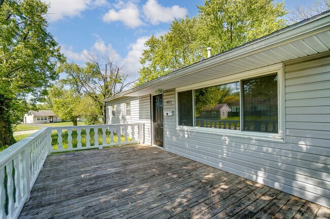 Building Photo - Three Bedroom with Driveway in Dayton!