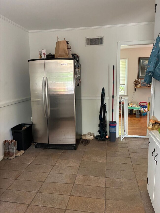 Building Photo - 3 bedroom 2 bathroom near St. Mary's Hospital