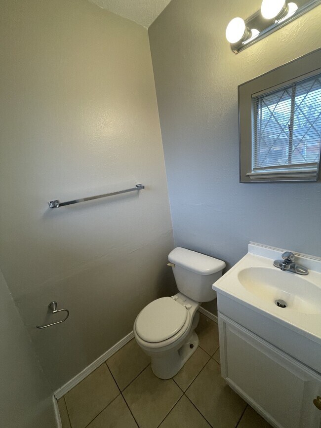 Building Photo - Charming 3-Bed, 1.5-Bath Home in Del City – Spacious Backyard & Garage!