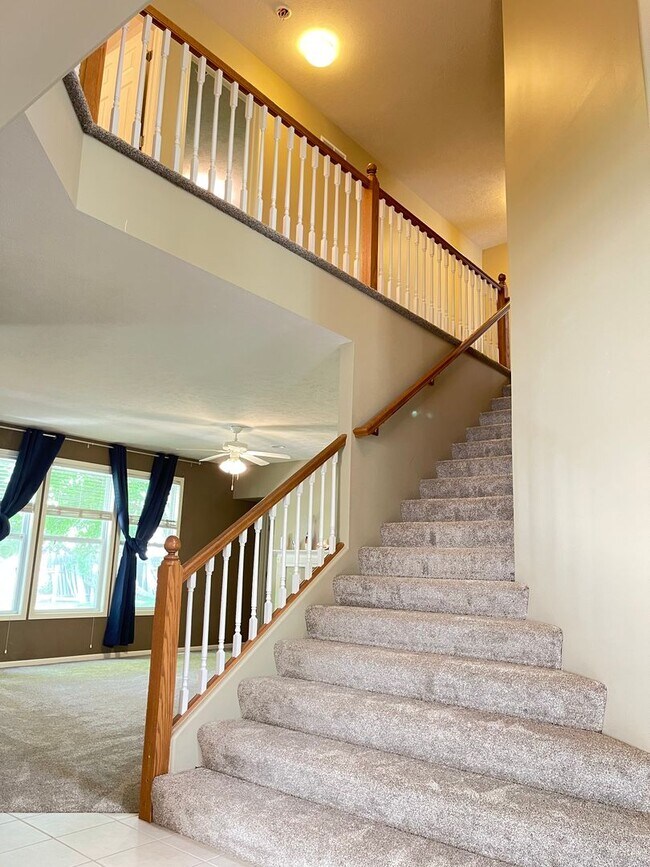 Building Photo - Move-in special. Beautiful 4 bed 2.5 bath 3000+sq ft