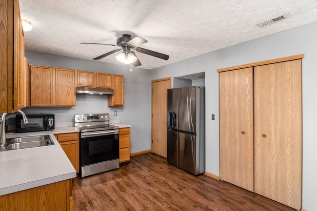 Building Photo - Spacious South Side Home with Garage!