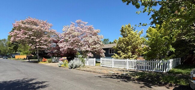 Building Photo - Well-cared-for home with strong curb appeal and quality updates in Southeast Portland.