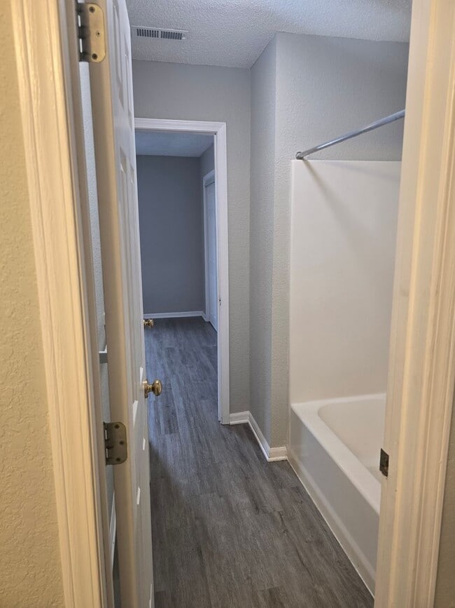 Building Photo - Renovated Duplex for rent