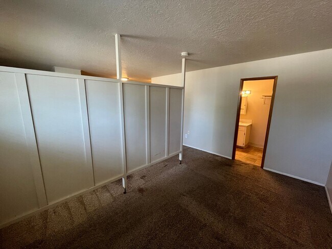 Building Photo - Charming Studio Unit Near Downtown Redmond - The Pines Apartments