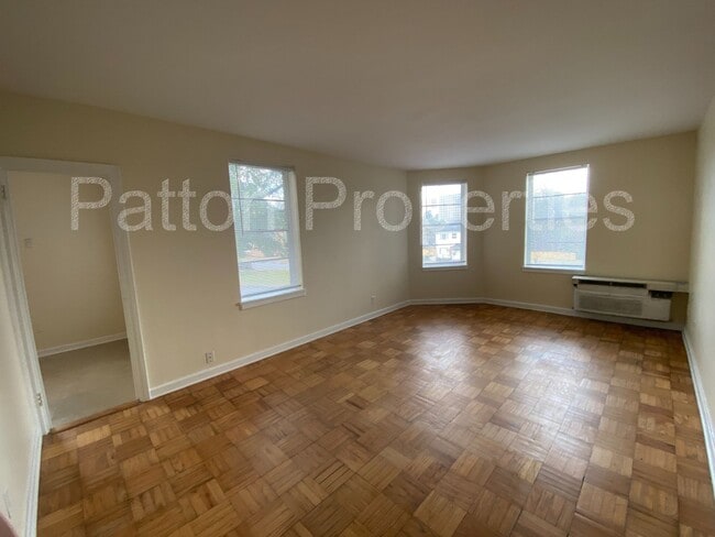 Building Photo - Five Points/ Wales Garden Condo