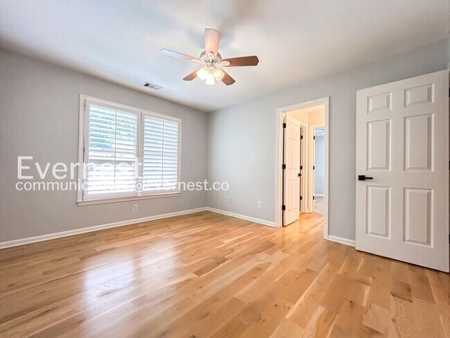 Building Photo - 5 Bed/3.5 Bath Home with Garage /Available Now!