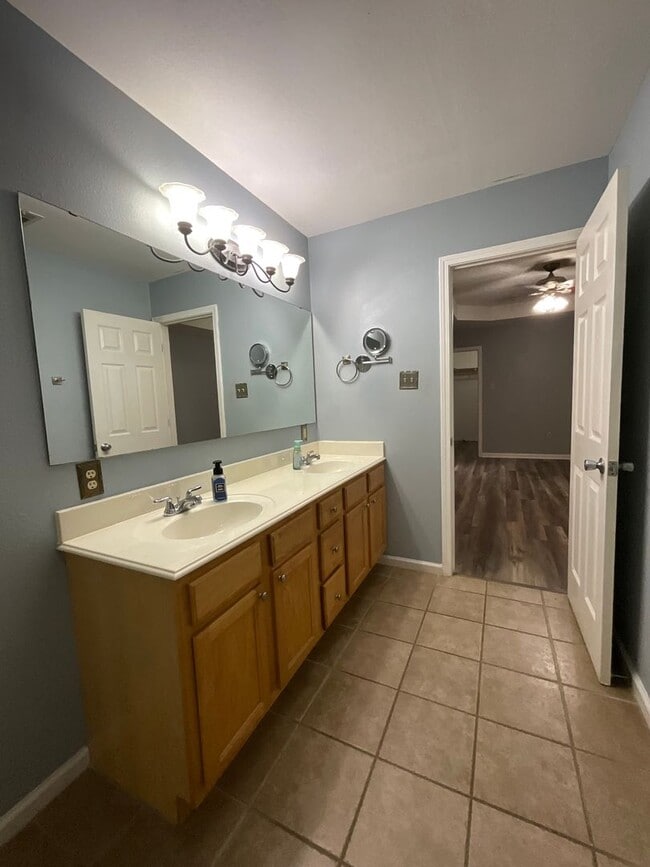 Building Photo - 2123 Hickory Dr