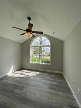 Building Photo - Spacious 3BR+ with fully fenced in backyard