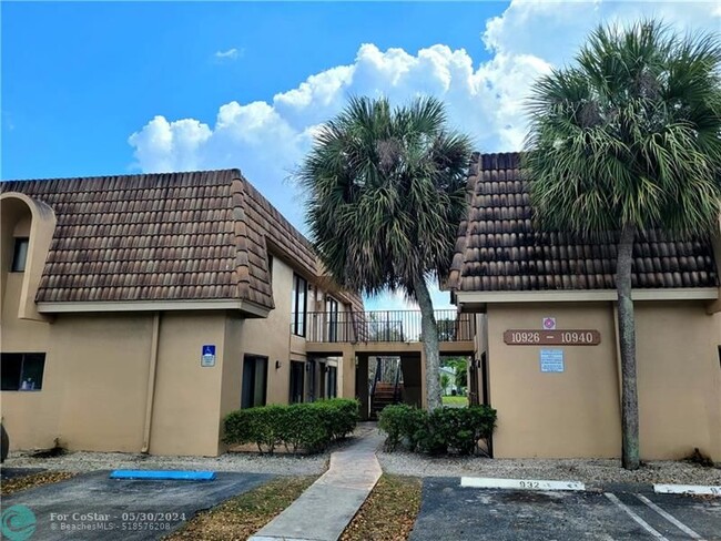 Building Photo - 10922 Royal Palm Blvd