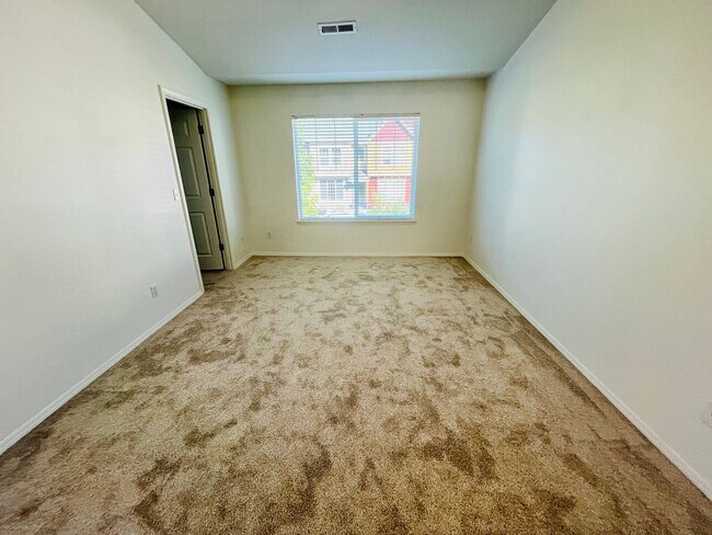 Building Photo - Amazing 3-Bedroom 2.5-Bathroom Townhouse i...