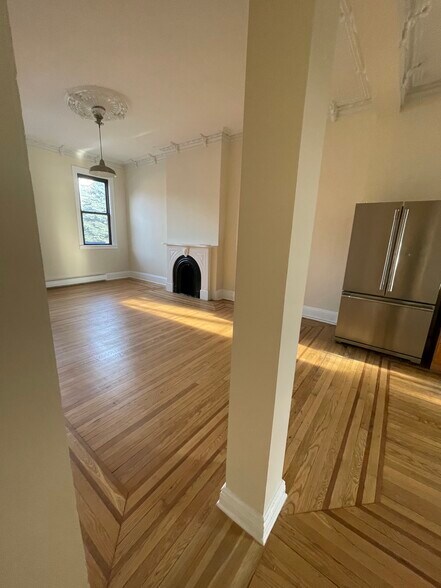 Building Photo - 19 Henry St