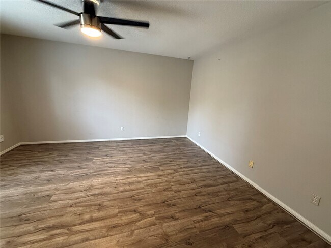 Building Photo - 1880 White Oak Dr