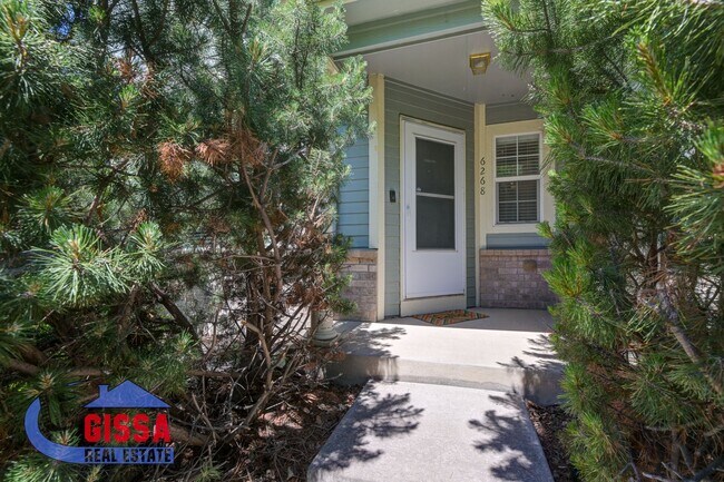 Building Photo - Cute home with engineered hardwood floorin...