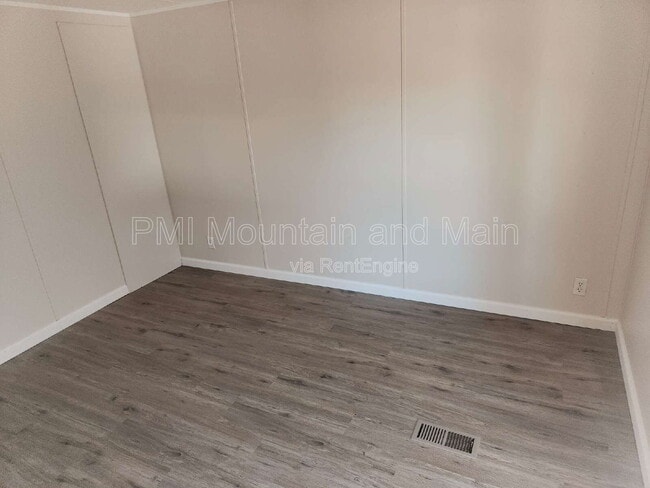 Building Photo - 15 Sarah Hill