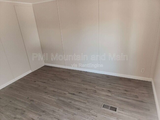 Building Photo - 16 Sarah Hill