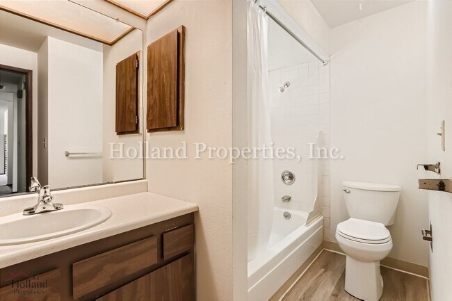 Building Photo - 1005 SW 192nd Ct
