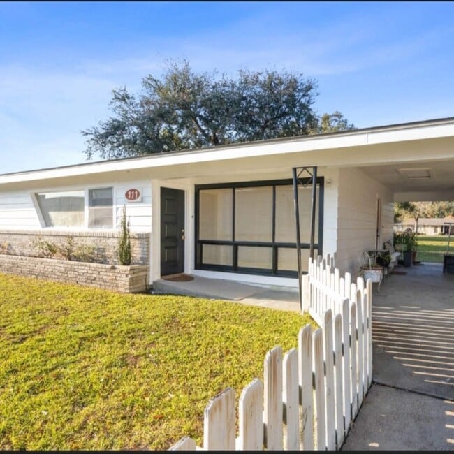 Building Photo - 111 Marie Antoinette St
