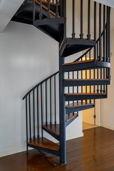 Building Photo - 257 S Spring St