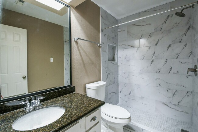 Building Photo - 21 Pineash Ct