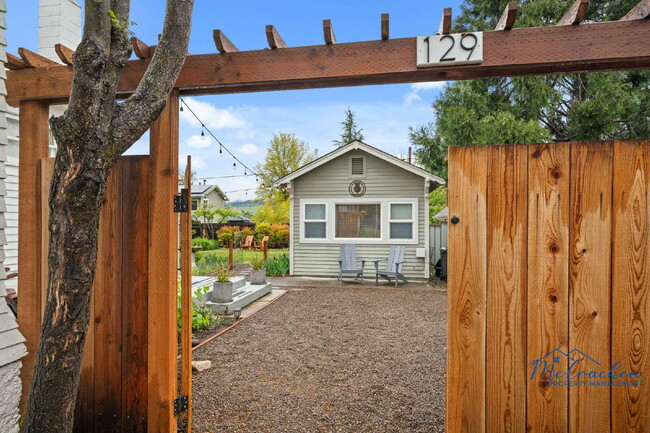 Building Photo - Charming Studio with Full Kitchen in Ashland