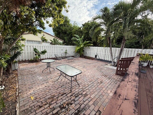 Building Photo - 1642 Van Buren St