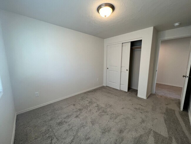 Building Photo - Modern 3 Bed 2 Bath!! Covered Patio!!