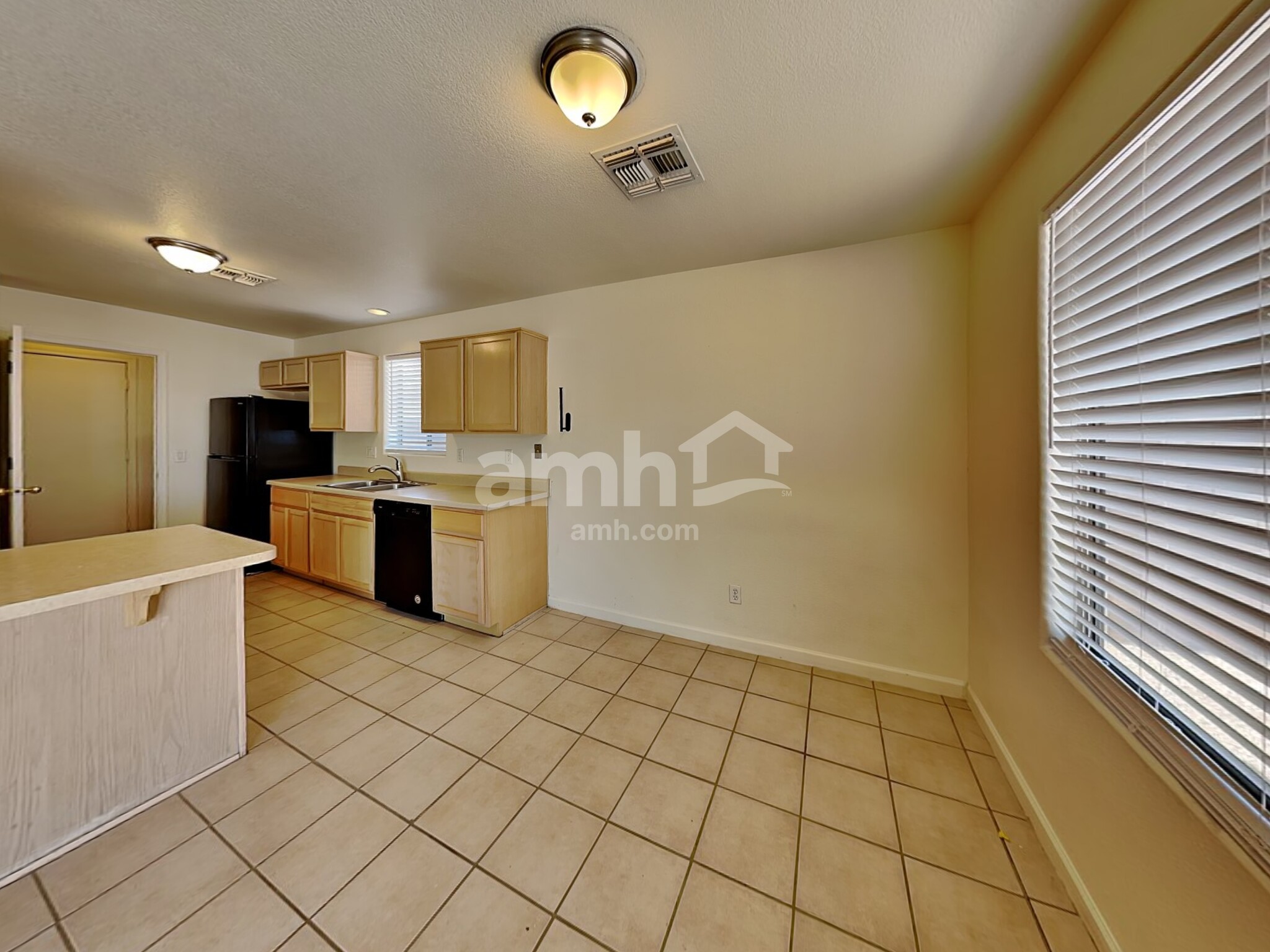 Building Photo - 1324 W Pleasant Ln