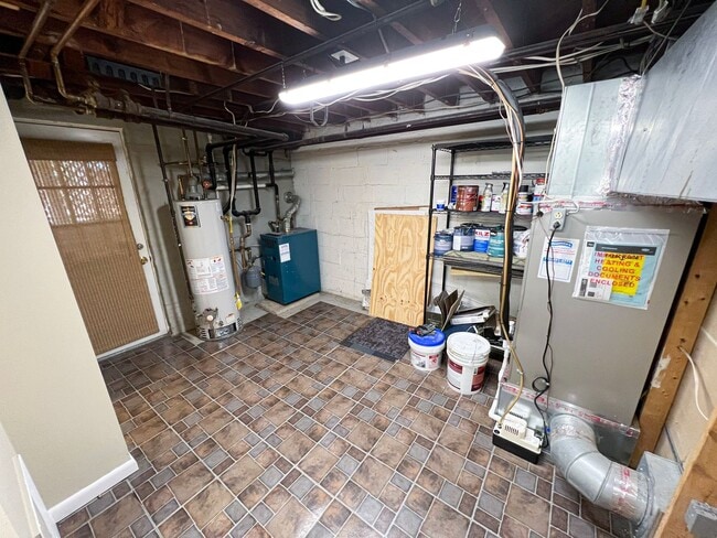 Building Photo - Charming 2 Bed 2 Bath Brick Townhome With A Fully Fenced Yard In Beautiful Foxcroft Heights