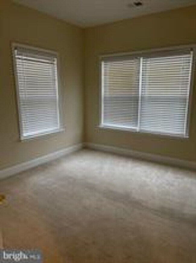 Building Photo - END UNIT TOWNHOUSE WITH 2 CAR GARAGE, 4 BEDROOMS AND 3.5 BATHS..FINISHED REC ROOM