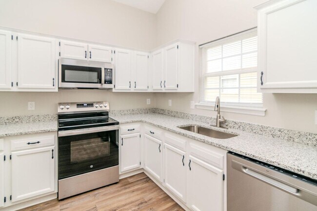 Building Photo - Beautifully updated 3 bedroom, 2.5 bath townhouse in a fantastic Lexington location!