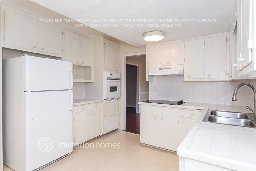 Building Photo - 206 Hauteur Pl SW