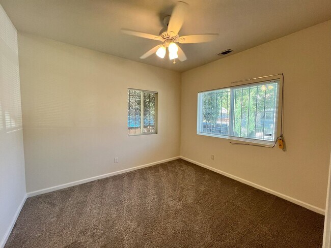 Building Photo - Beautiful 3 bedroom, 1 bathroom home locat...