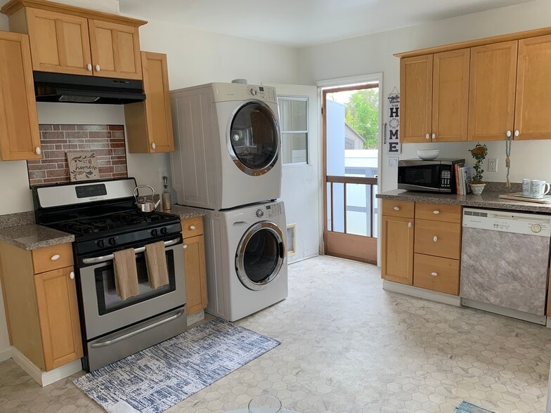 Kitchen equipped with washer, dryer, stove, dishwasher, and refrigerator - 4092 Howard Ave