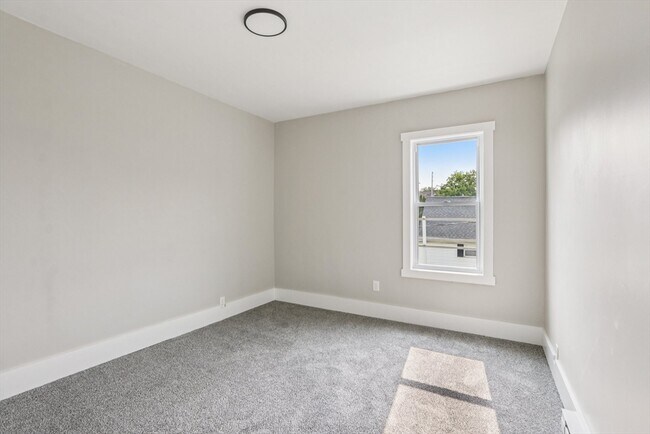 Building Photo - 354 Jencks St