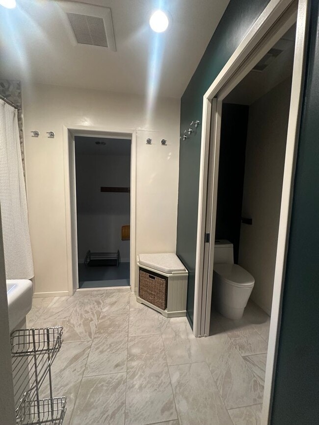 Building Photo - Quaint 3 Bedroom Home with Modern Upgrades...