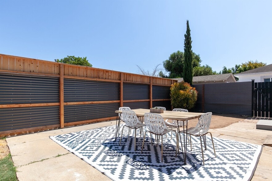 Building Photo - 2039 O Ave